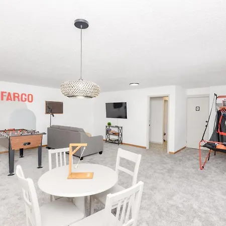 New Remodeled Townhome Close To Downtown