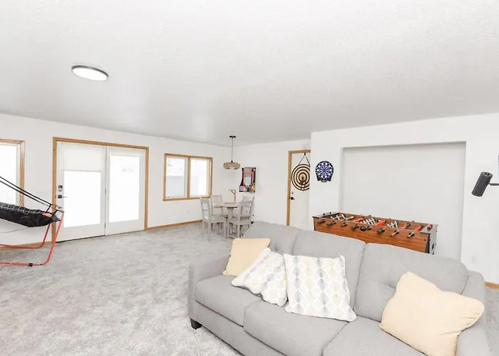 New Remodeled Townhome Close To Downtown