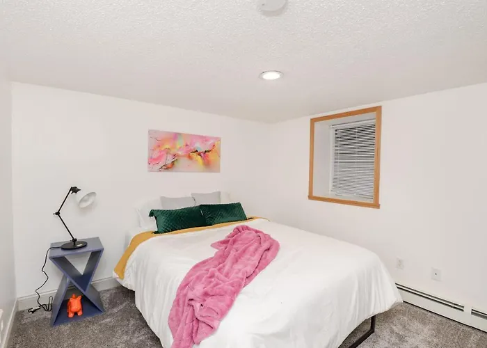 New Remodeled Townhome Close To Downtown Fargo