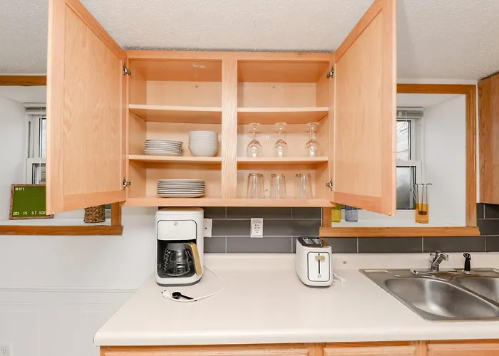 New Remodeled Townhome Close To Downtown *